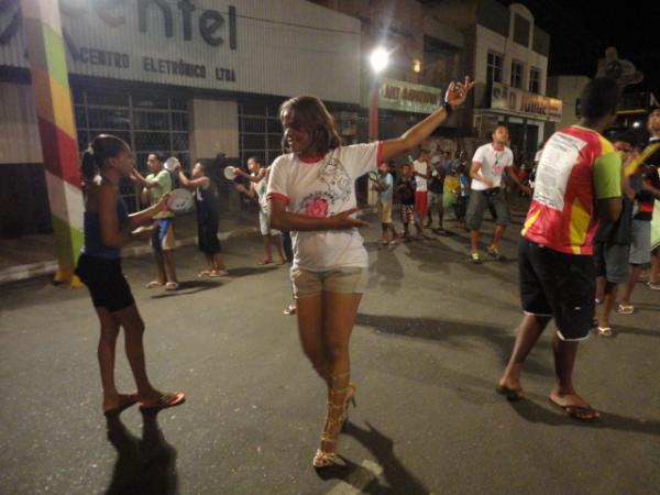 Escola de samba treinando na avenida(Imagem:Floriano News)