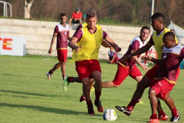 Jogadores da base do ano passado atuaram em primeiro coletivo em busca de uma vaga na equipe titular para jogo-treino.(Imagem:Emanuele Madeira/GloboEsporte.com)