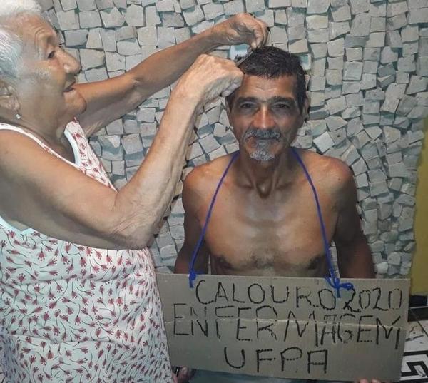 Alcyr Carneiro com a mãe, na comemoração pela aprovação no curso de enfermagem da UFPA, em Belém.(Imagem:Reprodução / Arquivo Pessoal)