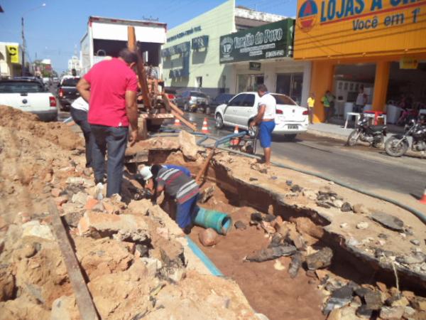 Atraso em reparo de tubulação deixa população de Floriano sem água por dois dias.(Imagem:FlorianoNews)