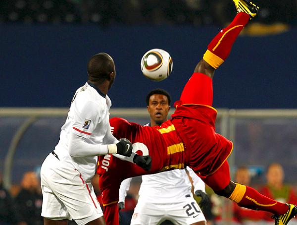 Jonathan Mensah, de Gana, salta para disputar jogada com o americano Altidore(Imagem:Reuters)