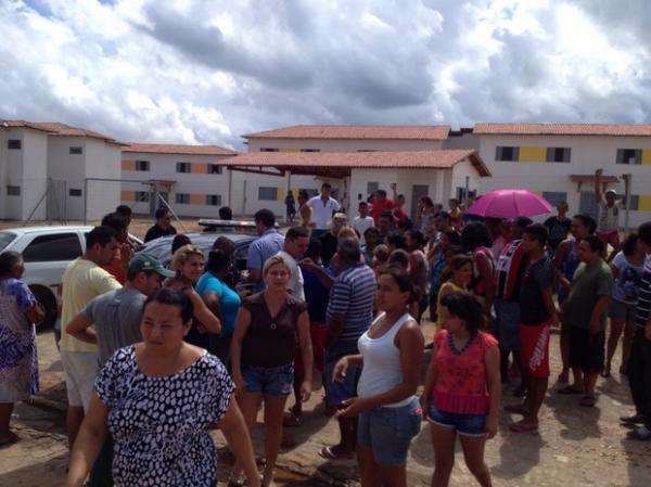 Famílias se negam a sair de apartamentos invadidos do Minha Casa, Minha Vida.(Imagem:Gilcilente Araújo/G1)