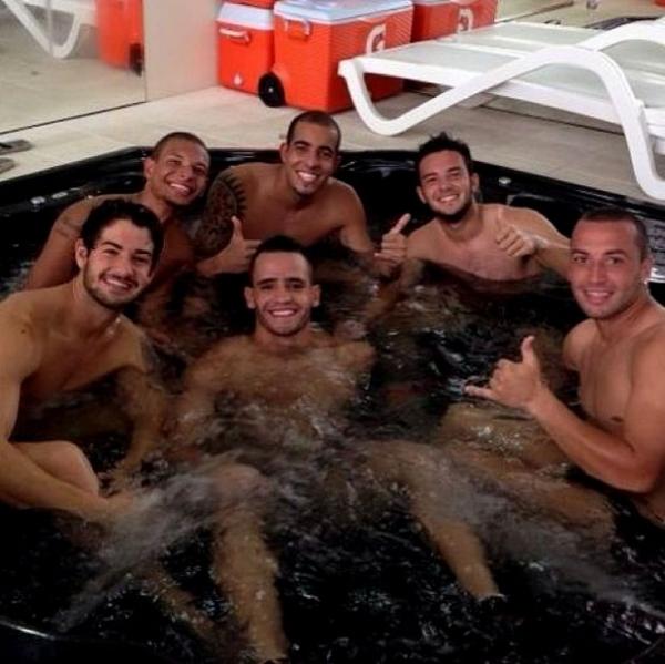 Com Renato Augusto, Alexandre Pato comanda a turma.(Imagem:Reprodução / Instagram)