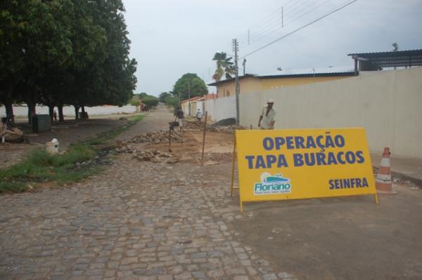 Secretaria de Infraestrutura realiza Operação Tapa Buracos em Floriano.(Imagem:Waldemir Miranda)