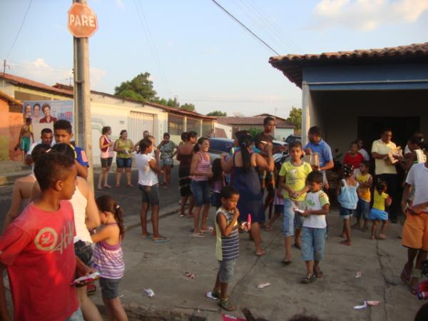 Distribuição de picolé na casa do Prefeito Joel Rodrigues(Imagem:redação)