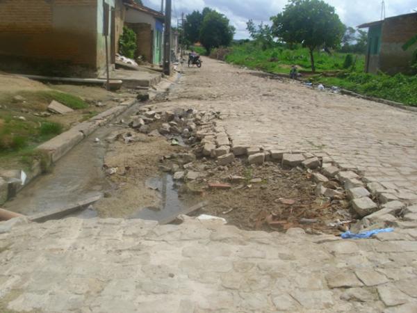 Crateras no meio da rua que não foram causados pelas obras do esgotamento sanitário(Imagem:Floriano News)