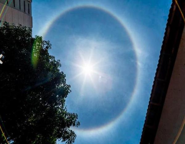 Círculo colorido ao redor do sol chama atenção no céu do Piauí.(Imagem:Cidadeverde.com)