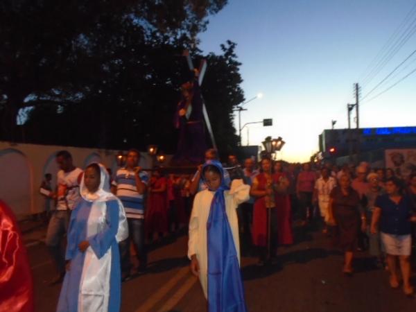 Fiéis participam da procissão de Bom Jesus dos Passos em Floriano.(Imagem:FlorianoNews)