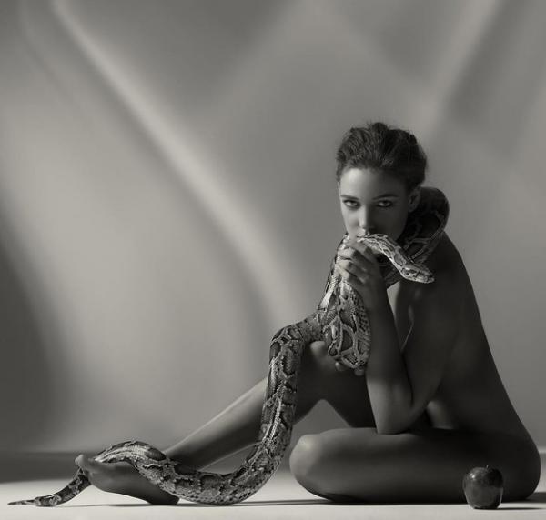 Adriana Birolli posa nua com cobra.(Imagem:Angelo Pastorello)