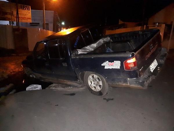 Carro cai e fica preso em buraco na Rua Padre Uchôa em Floriano.(Imagem:Temístocles Filho/jc24horas)