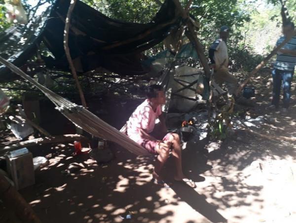 Trabalhadores dormiam em redes armadas debaixo de lonas na mata, na zona rural de Santa Cruz do Piauí.(Imagem:Divulgação/ Ministério do Trabalho)