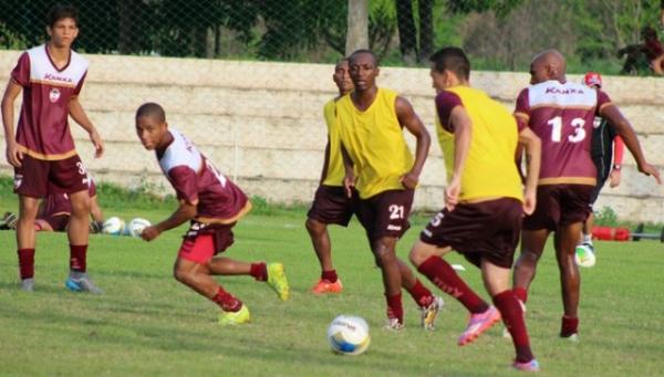 Amarildo tenta se adaptar a nova posição no River-PI para ajudar time.(Imagem:Emanuele Madeira)