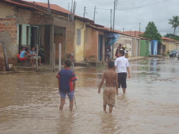 No bairro São Borja a realidade foi a mesma., senão pior, a lama invadiu as casa e deixou muita gente no prejuizo(Imagem:redação)