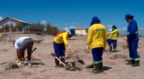 Equipes fazem limpeza de manchas de óleo em praia no Litoral do Piauí.(Imagem:Reprodução/TV Clube)