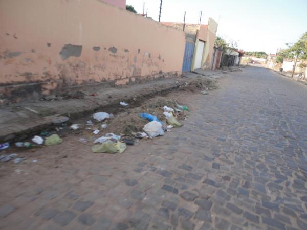 Lixo e sujeira nas ruas de Floriano. (Imagem:FlorianoNews)