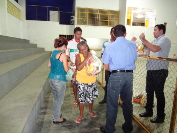 Famílias são beneficiadas com cestas básicas.(Imagem:FlorianoNews)