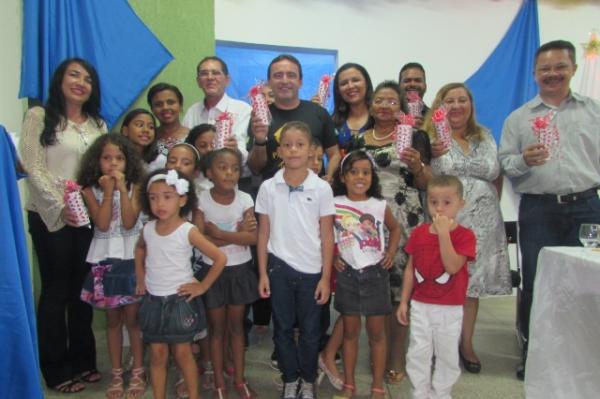 Crianças acolhidas pelo Provem Urbano de Floriano prestam homenagem aos Professores.(Imagem:Socorro Landim)