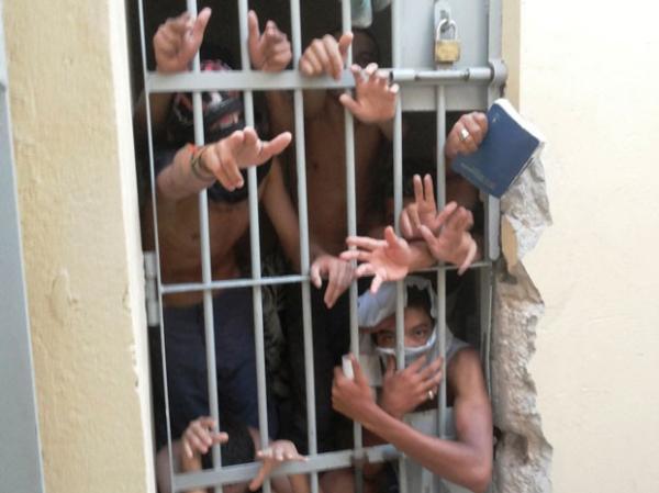 Presos em uma das celas da Polinter em Teresina.(Imagem:Sindicato dos Policiais Civis)