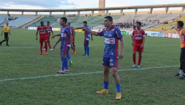 Ítalo, autor do gol que salvou o time do rebaixamento, não deve voltar ao Enxuga Rato no semestre seguinte, já que pode defender uma nova equipe na Série D do Campeonato Brasileiro(Imagem:Abdias Bideh/Globoesporte.com)