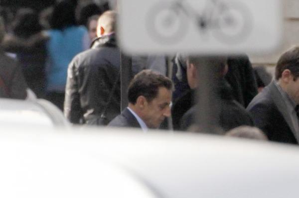 Nicolas Sarkozy chega à clinica Muette, em Paris.(Imagem:Reuters)