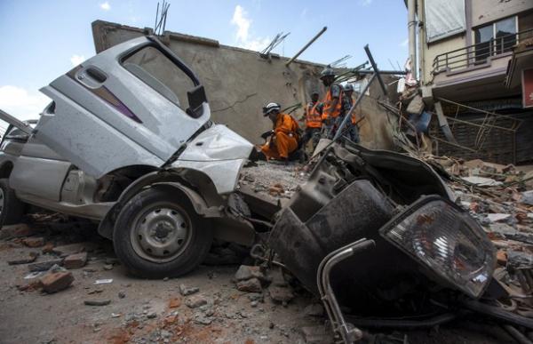 Militares do Nepal nos destroços de um prédio no centro de Katmandu.(Imagem:Athit Perawongmetha/Reuters)