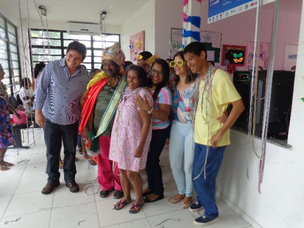 Unidade de Saúde Helvidio de Holanda Barros realiza carnaval dos idosos.(Imagem:FlorianoNews)