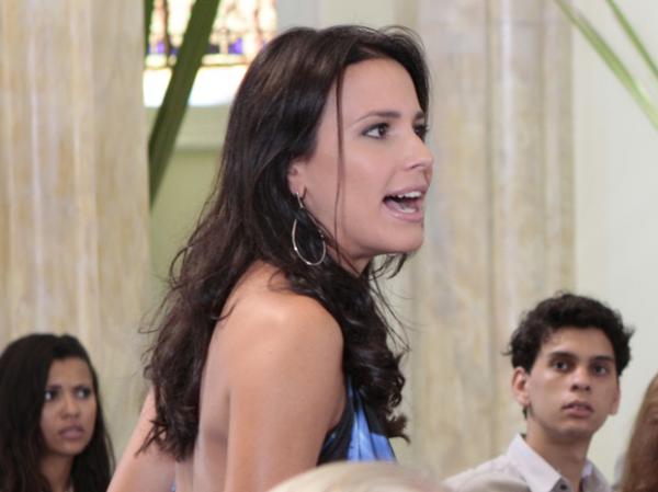 A recepcionista da Fashion Moto arma um barraco na igreja.(Imagem:Fina Estampa/TV Globo)