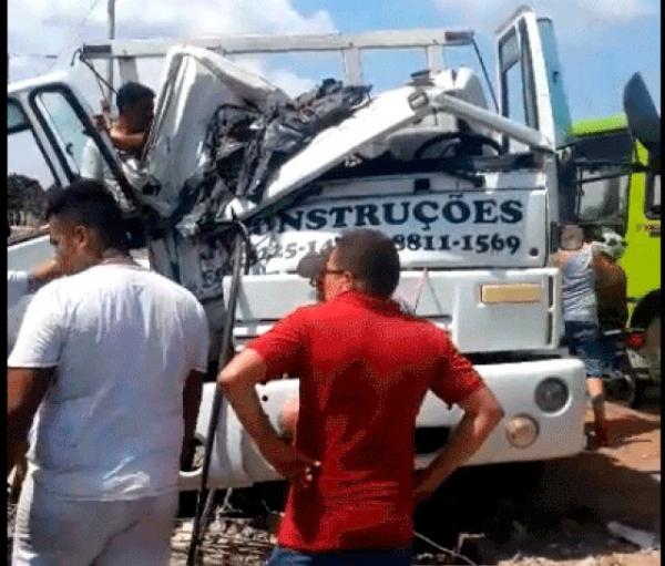 Casal fica preso às ferragens após caminhão colidir em poste na Zona Norte de Teresina.(Imagem:Divulgação)