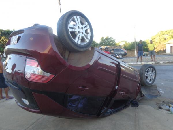 Caçamba e carro colidem na Avenida Dirceu Arcoverde.(Imagem:FlorianoNews)