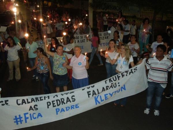 Multidão camoinhou com faixas pelas ruas de Oeiras.(Imagem:Ana Maria Reis/Arquivo Pessoal)