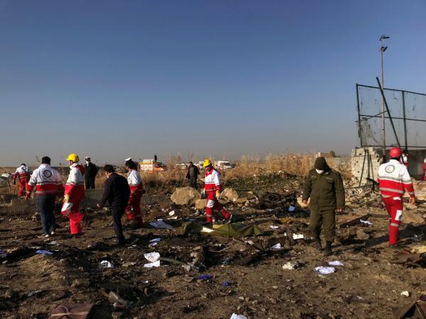 Equipes de resgate na área onde Boeing 737 caiu em Teerã, no Irã (Imagem:Nazanin Tabatabaee/Reuters)