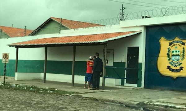 Ao sair da penitenciária, Felipe foi recebido pelo abraço do pai, na companhia do seu advogado.(Imagem:Arquivo pessoal)