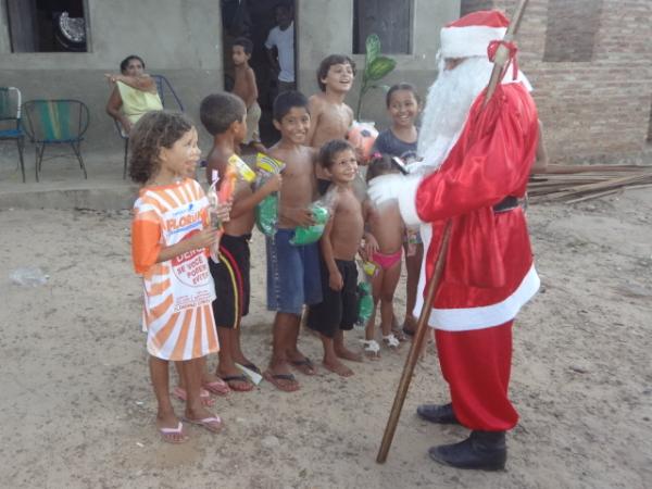 Papai Noel entrega brinquedos e cestas básicas em Floriano. (Imagem:FlorianoNews)