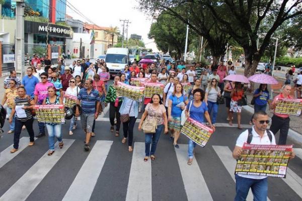 Professores em greve fizeram caminhada pela Avenida Frei Serafim, no Centro de Teresina.(Imagem:Divulgação/ Sinte)