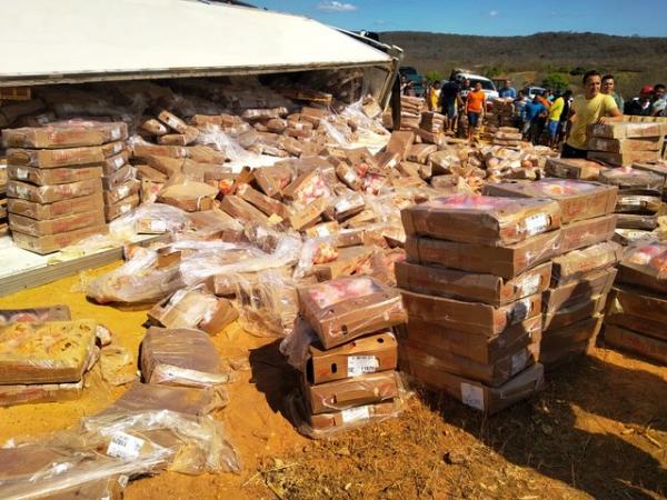 Carga de frango espalhada no chão no município de Pajeú.(Imagem:Divulgação/Polícia Militar)