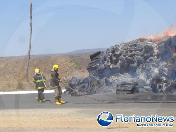 Carga de algodão pega fogo em cima de caminhão em Floriano.(Imagem:FlorianoNews)
