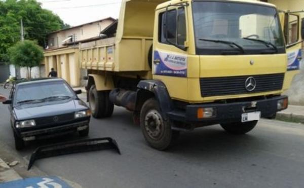 Acidente entre caçamba e veículo de passeio resulta em danos materiais em Floriano.(Imagem:PiauíNotícias)