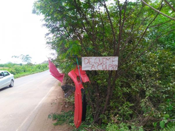 Morador sinaliza trecho da PI-141 com peças de carros vítimas de acidente no local no sul do Piauí(Imagem:Arquivo pessoal / Wilson Ferreira)