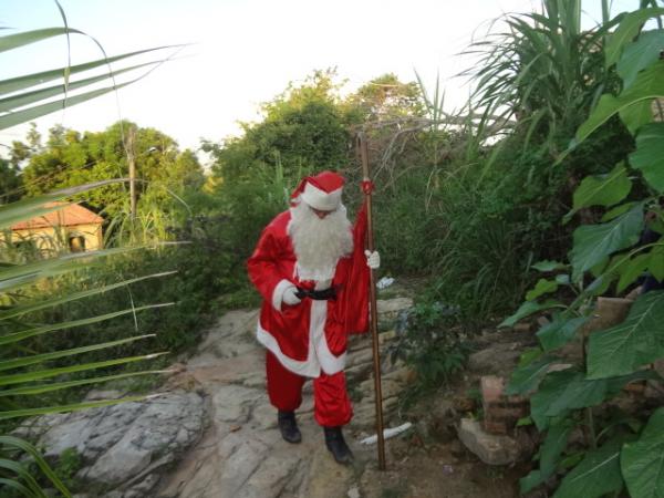 Papai Noel entrega brinquedos e cestas básicas em Floriano. (Imagem:FlorianoNews)