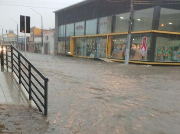 Após noite de forte chuva, Floriano amanhece com pontos de alagamento.(Imagem:Internauta)