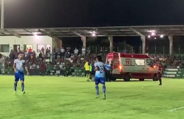 Ambulância no gramado em Parnahyba x Flamengo-PI.(Imagem:Renan Morais/GloboEsporte.com)