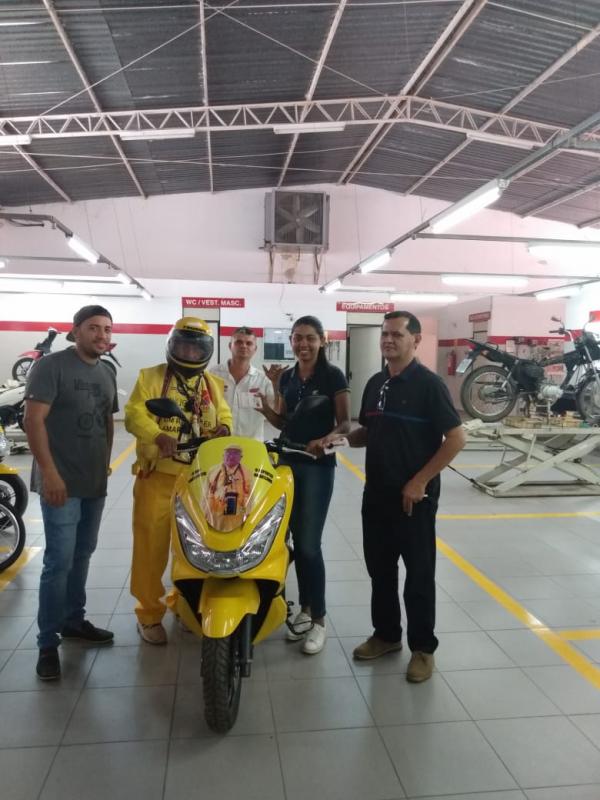  Cajueiro Motos presenteia Repórter Amarelinho com a nova PCX personalizada. (Imagem:Divulgação)