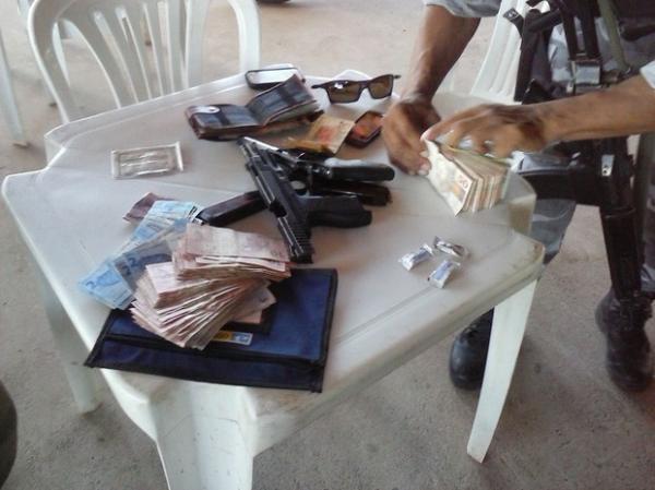 Armas e dinheiro foram apreendidos logo após suspeito sair da agência dos Correios.(Imagem:PM/PI)