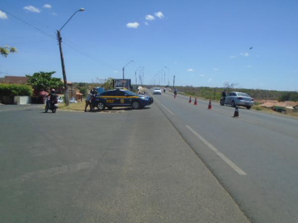 PRF realiza blitz na ponte que liga Floriano a Barão de Grajaú.(Imagem:FlorianoNews)