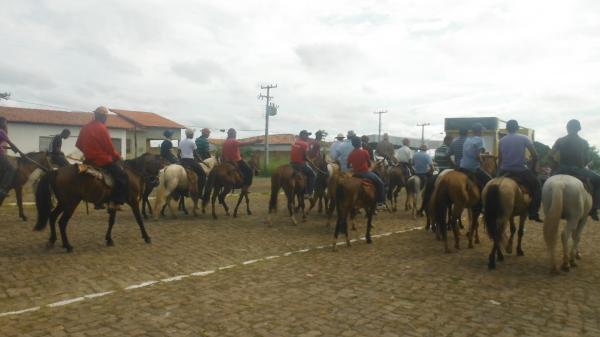 Vaqueiros participam de cavalgada pelas ruas de Floriano.(Imagem:FlorianoNews)