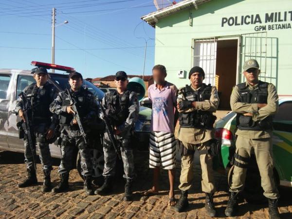 Foragido ainda tentou escapar, mas acabou sendo preso pelos policiais.(Imagem:Divulgação/Polícia Militar)