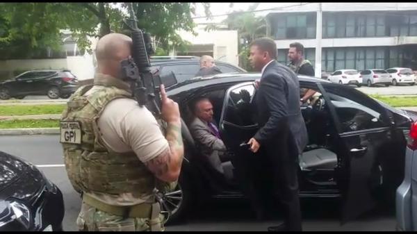 Momento em que o ex-presidente Michel Temer é abordado pela Polícia Federal.(Imagem: Reprodução/TV Globo)