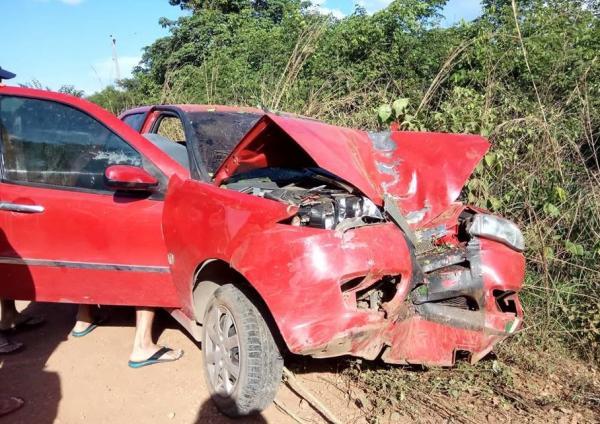 Motorista perde controle de carro e bate em árvore no Piauí.(Imagem:Divulgação/Canal 121)
