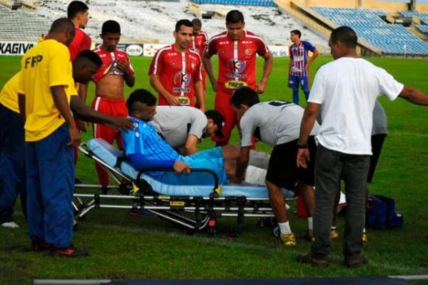 Goleiro sai de ambulância é operado(Imagem:Euziney Santos)