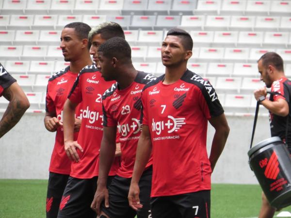 Rony treina com o time B do Athletico, mas sem poder jogar.(Imagem:Fernando Freire)